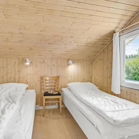 Сasa de vacaciones Beautiful In Vaeggerlose With Sauna Bøtø By